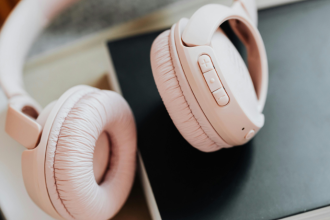 Riscos e Realidade: O Que a Ciência Sabe Sobre Fones Bluetooth e Saúde