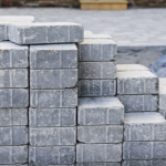 Descubra as funções técnicas das camadas do pavimento intertravado e entenda, com a expertise de Valderci Malagosini Machado, como cada etapa garante resistência e durabilidade.