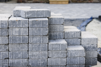 Descubra as funções técnicas das camadas do pavimento intertravado e entenda, com a expertise de Valderci Malagosini Machado, como cada etapa garante resistência e durabilidade.