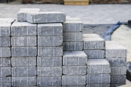 Descubra as funções técnicas das camadas do pavimento intertravado e entenda, com a expertise de Valderci Malagosini Machado, como cada etapa garante resistência e durabilidade.