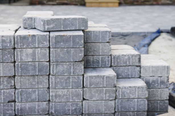 Descubra as funções técnicas das camadas do pavimento intertravado e entenda, com a expertise de Valderci Malagosini Machado, como cada etapa garante resistência e durabilidade.