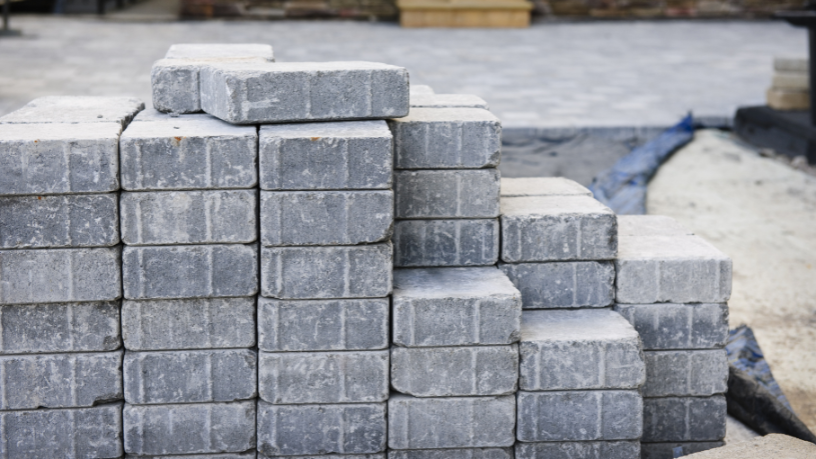 Descubra as funções técnicas das camadas do pavimento intertravado e entenda, com a expertise de Valderci Malagosini Machado, como cada etapa garante resistência e durabilidade.