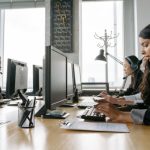 Demissões no setor de tecnologia seguem em alta e redefinem o futuro do mercado digital global