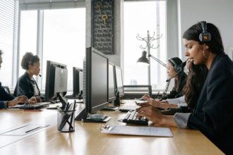 Demissões no setor de tecnologia seguem em alta e redefinem o futuro do mercado digital global