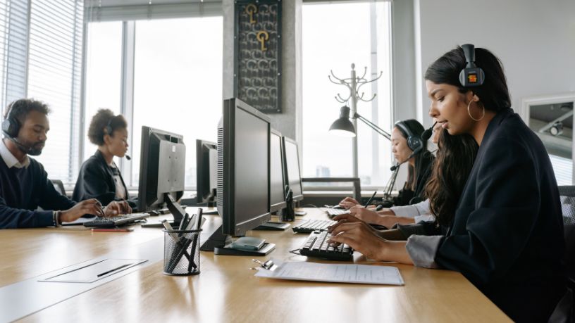 Demissões no setor de tecnologia seguem em alta e redefinem o futuro do mercado digital global