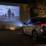 Faróis inteligentes automotivos: como a tecnologia de projeção transforma a experiência de entretenimento no trânsito