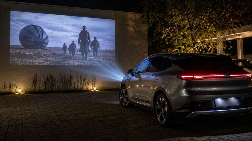 Faróis inteligentes automotivos: como a tecnologia de projeção transforma a experiência de entretenimento no trânsito