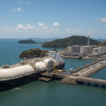 Terminal de regaseificação de GNL com navio metaneiro no Brasil